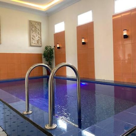 Kayz Villa Batu Dengan Kolam Renang Pribadi Exterior photo